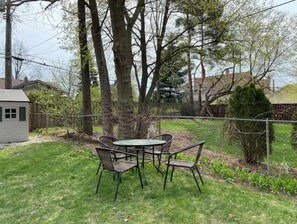 Outdoor dining - Charming Studio, 3 Doors off Main+Private porch (Royal Oak)