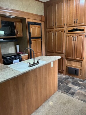 Kühlschrank, Mikrowelle, Ofen, Herdplatte