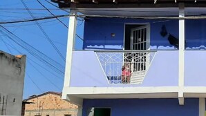 A two-story building with a blue facade, a balcony with metal railings, and a sign that reads "PEDRO CONSTRUCTOR". - Espaço do Jonga Itacaré-ba (Itacaré)