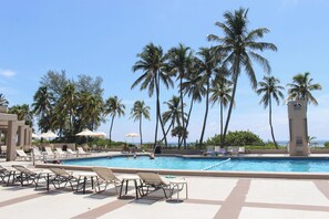 Pool - Beautiful Apartment in a Paradise Island of Key Biscayne (Key Biscayne)