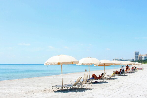Beach nearby, sun-loungers, beach towels - Beautiful Apartment in a Paradise Island of Key Biscayne (Key Biscayne)