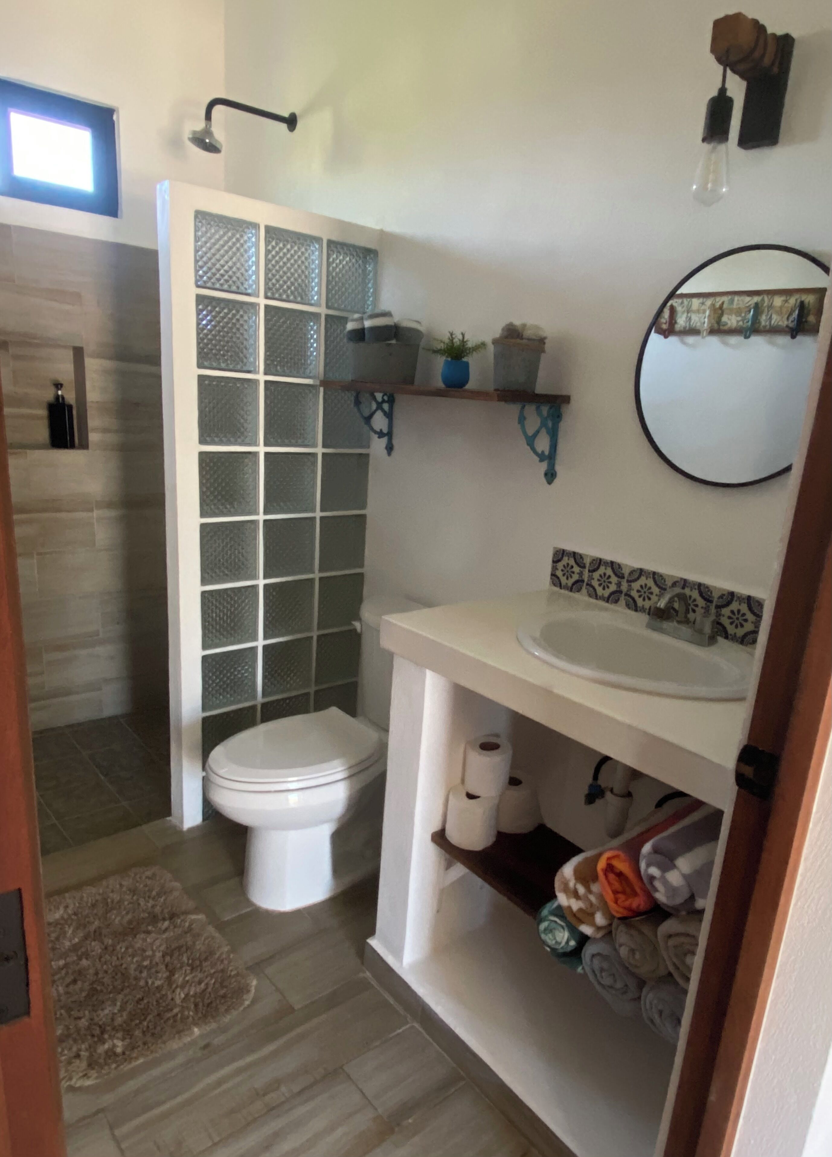 Departamento | Baño | Regadera, toallas, jabón, shampoo 