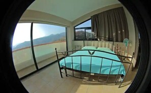 6 makuuhuonetta, työpöytä, silitysrauta/-lauta, vauvan matkasänky