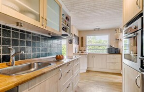 Fridge, microwave, stovetop, dishwasher - Stunning home in Odder with sauna (Odder)