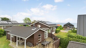 Un quartier résidentiel moderne composé de plusieurs maisons dotées de toits inclinés et de panneaux solaires.