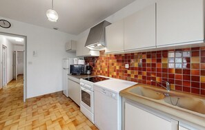 Een koelkast, een oven, een kookplaat, een vaatwasser