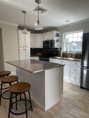 Mikrobølgeovn, ovn, kokeplater og oppvaskmaskin