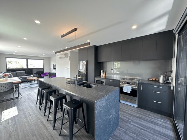 Private kitchen - Royal Residency - 3BR Luxury Apartment (Auckland)