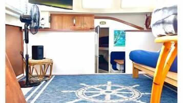 2 makuuhuonetta, työpöytä, ilmainen Wi-Fi, vuodevaatteet