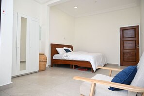 Escrivaninha, ferros/tábuas de passar roupa, Wi-Fi