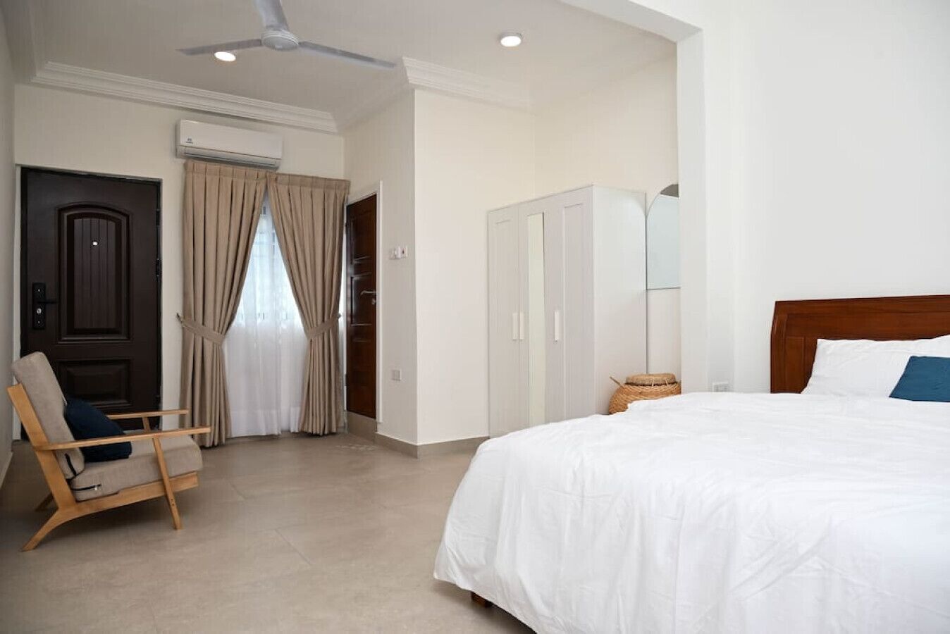 办公桌、熨斗/熨衣板、WiFi