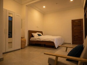 Escritorio, tabla de planchar con plancha y wifi 