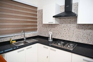 Kühlschrank, Mikrowelle, Herdplatte, Kochgeschirr/Geschirr/Besteck