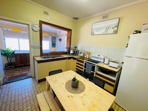 Mikrobølgeovn, ovn, kogeplade, højstol