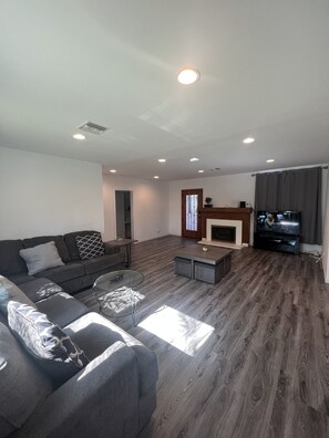 Una Smart TV, una chimenea, un reproductor de DVD