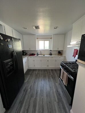 Frigorífico, microondas, horno y placa de cocina