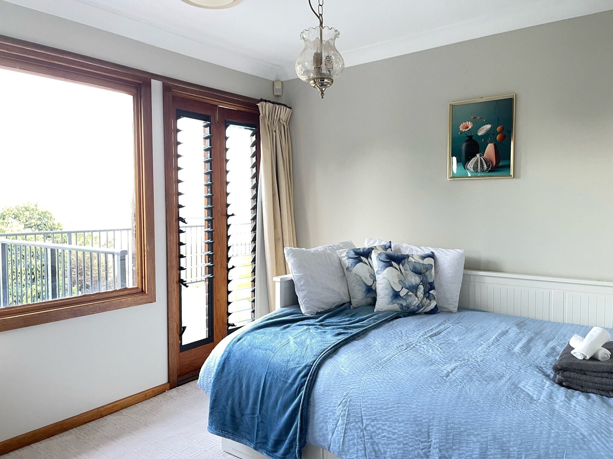 5 bedrooms, iron/ironing board, WiFi, bed sheets