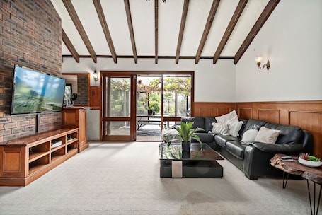 Coin séjour. Charming lakeside manor in Port Stephens