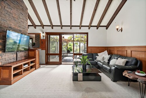 Charming lakeside manor in Port Stephens