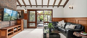 Charming lakeside manor in Port Stephens