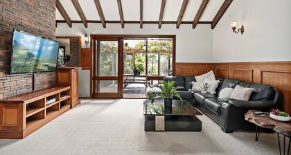 Charming lakeside manor in Port Stephens