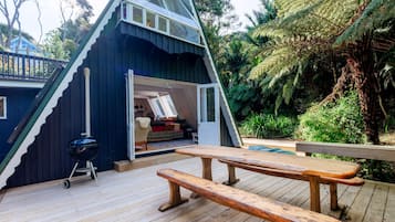 Comfort Chalet | Living area | 42-inch Smart TV with digital channels, fireplace