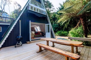 Comfort-Chalet | Wohnbereich | 42-Zoll-Smart-TV mit Digitalempfang, Kamin