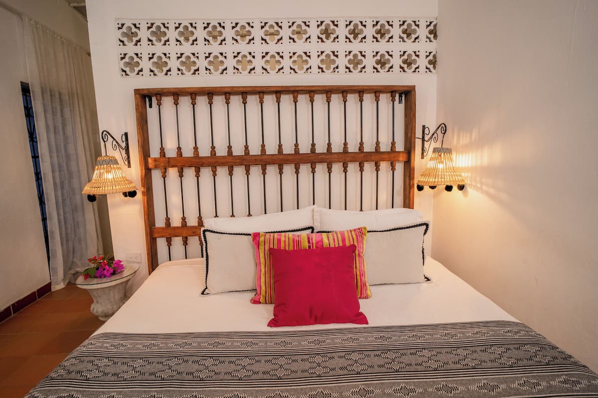 Peralatan tempat tidur premium, meja, ruang kerja komputer riba 