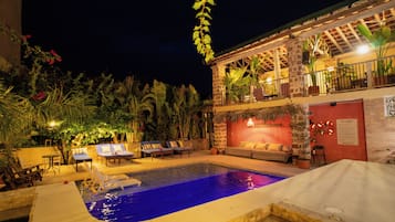 Hồ bơi ngoài trời