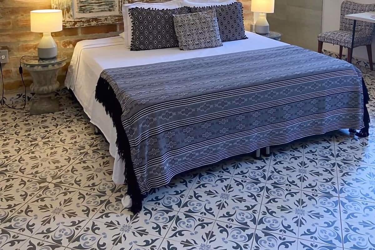Superior Suite | Peralatan tempat tidur premium, meja, ruang kerja komputer riba 