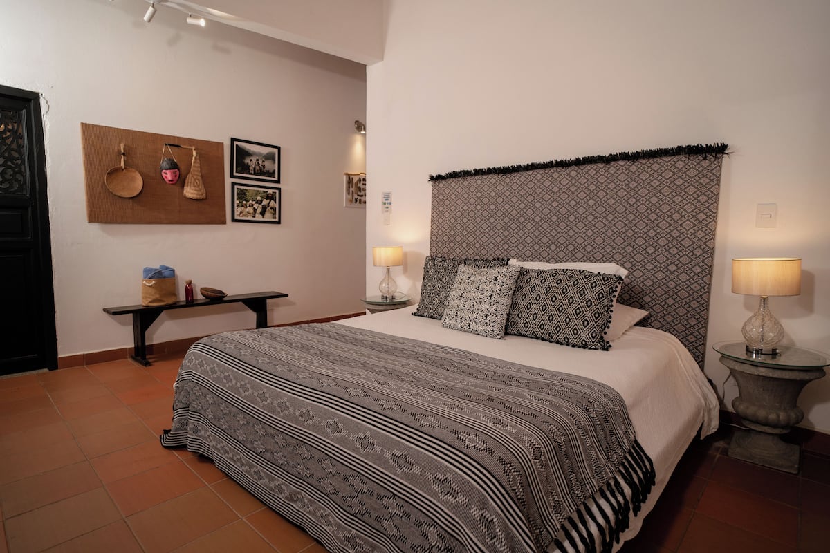 Deluxe Room | Peralatan tempat tidur premium, meja, ruang kerja komputer riba 