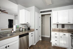 Fridge, microwave, oven, stovetop - Capulin's Cottage. (Amarillo)