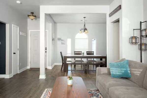 Smart TV, fireplace - Capulin's Cottage. (Amarillo)