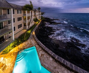 Pool - True Oceanfront, Top-Floor, Downtown, Central A/C, Free Parking (Kailua-Kona)