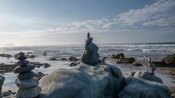 Rannalla, aurinkotuoleja, rantapyyhkeitä