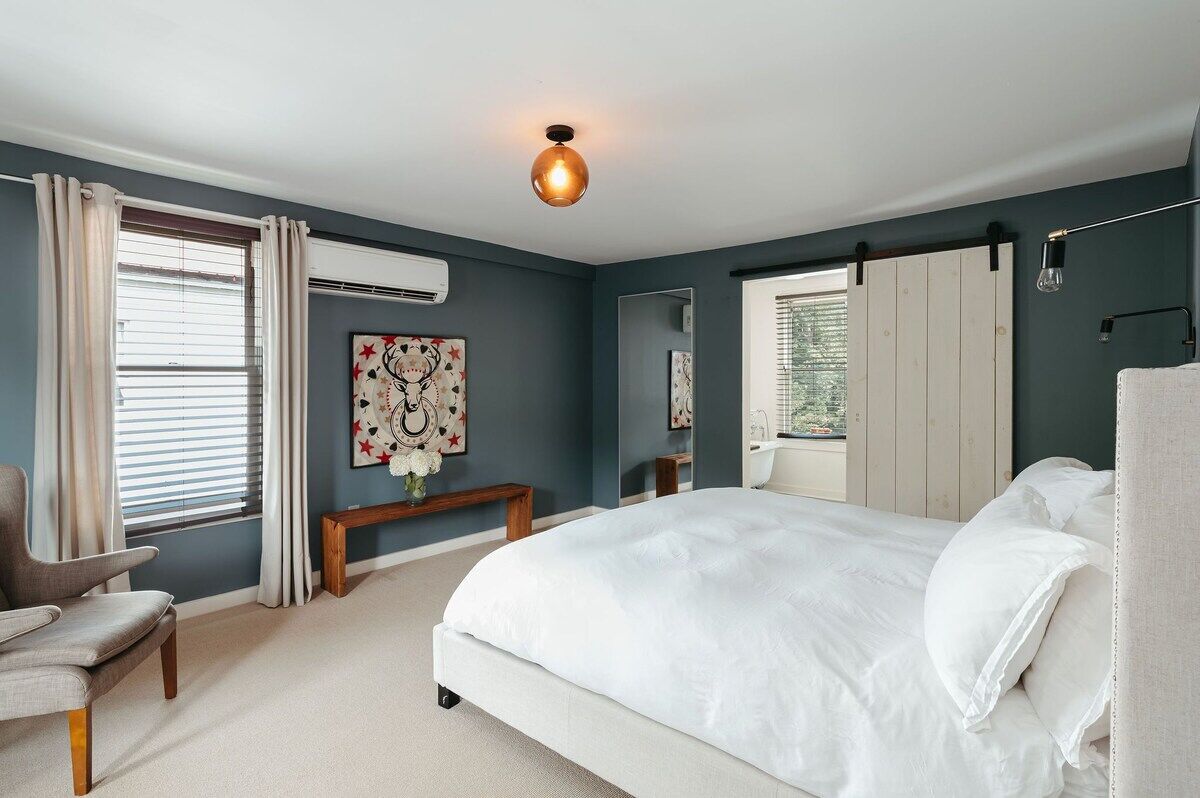 Deluxe Room, 1 King Bed, Non Smoking, Bathtub | Premium bedding, down comforters, individually decorated