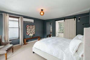 Deluxe Room, 1 King Bed, Non Smoking, Bathtub