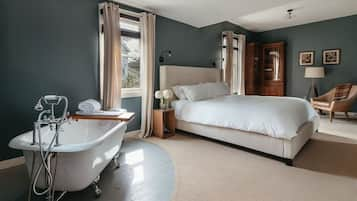 Deluxe Room, 1 King Bed, Non Smoking, Bathtub | Premium bedding, down comforters, individually decorated