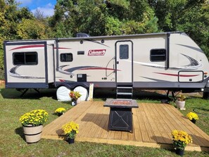 Property grounds - 6 golf courses within 20 minutes, 30 foot camper with deck, firepit & BBQ (Loris)