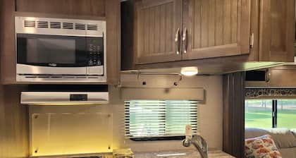 6 golf courses within 20 minutes, 30 foot camper with deck, firepit & BBQ