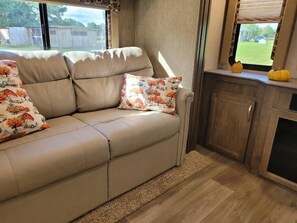 Fernseher, Kamin, DVD-Player