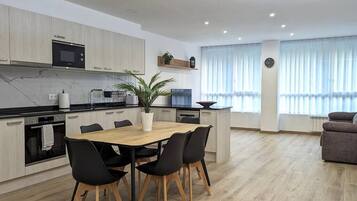 Een koelkast, een microgolfoven, een oven, een kookplaat