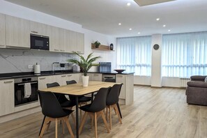 Een koelkast, een microgolfoven, een oven, een kookplaat