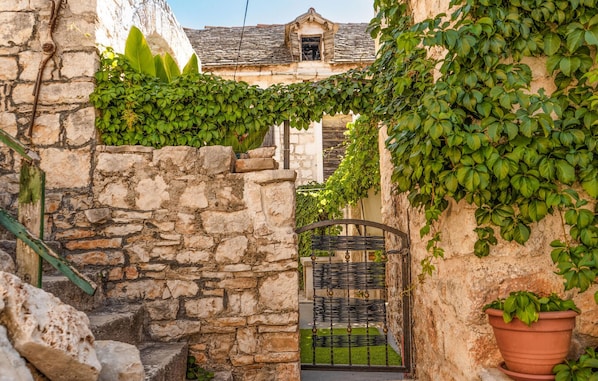 Exterior detail - Stunning home in Donje Selo (Donje Selo)
