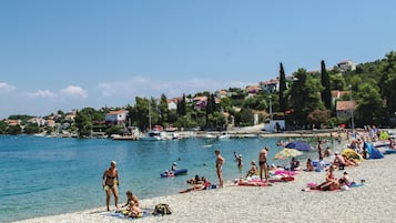 Una spiaggia nelle vicinanze