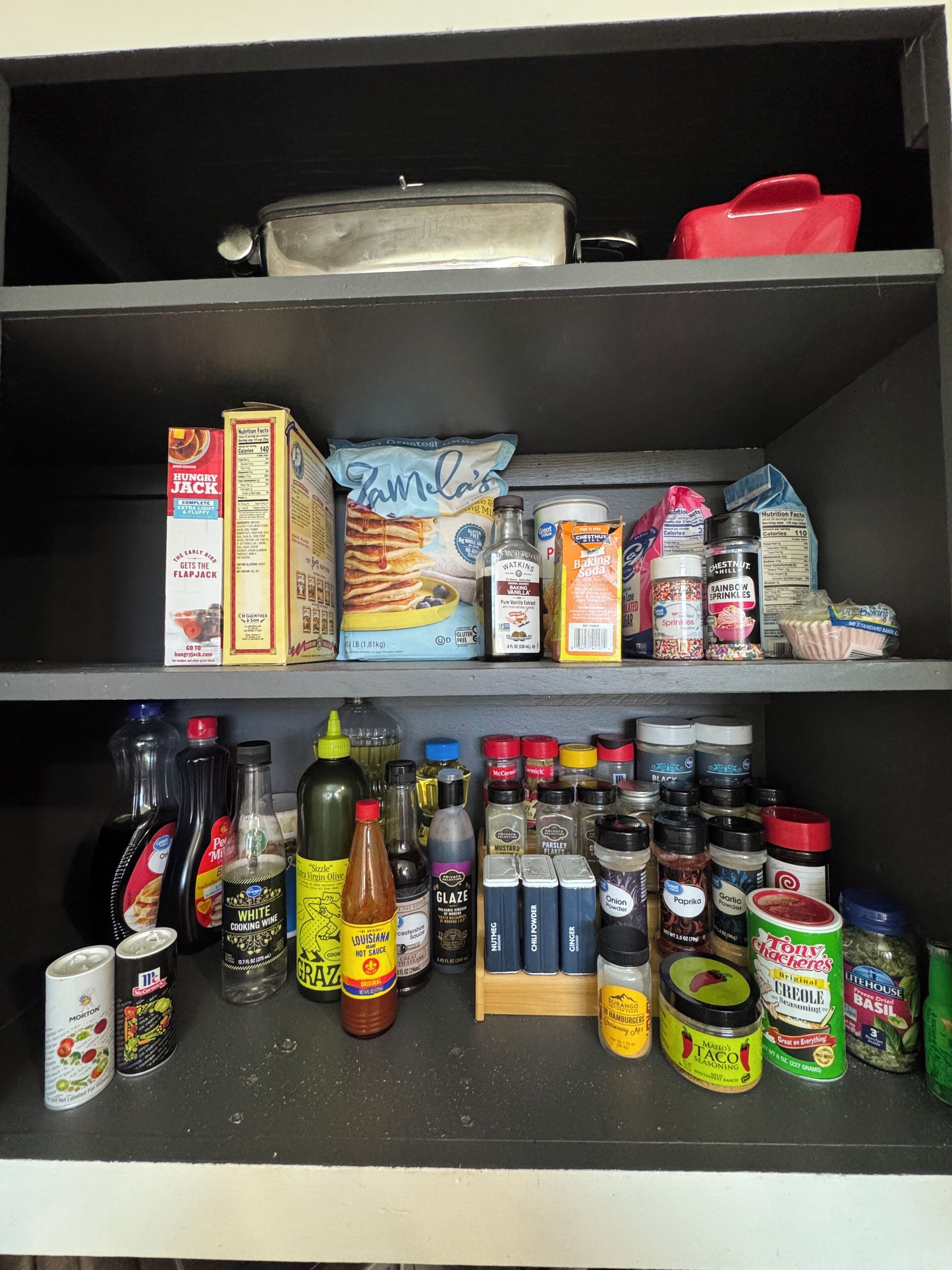 Eine Speisekammer mit verschiedenen Lebensmitteln und Küchenutensilien.