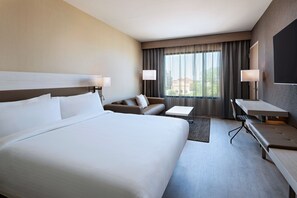 羽毛の掛け布団、セーフティボックス (室内)、デスク、ノートパソコン用作業スペース