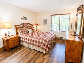 2 bedrooms, free WiFi, bed sheets - 🌷 Hidden Springs Chalet | Quiet Getaway w/ Pool Access, Fireplace, Forest View (Somerset)