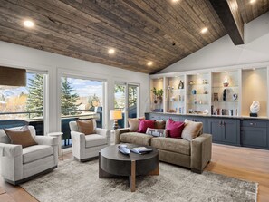 تلفزيون ذكي، مدفأة، كُتُب