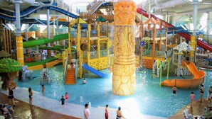 Un parc aquatique intérieur doté de nombreux toboggans et d’autres attractions aquatiques.